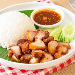 ข้าวหมูสามชั้นทอดน้ำปลา