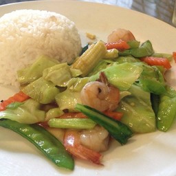 ผัดผักราดข้าว Stir-fried vegetables