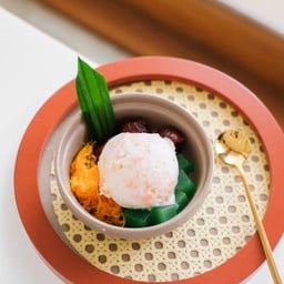 ไอติมกะทิไข่เค็ม w/ เครื่องเคียง