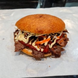 [อร่อยซ่ากับโค้ก] Beef burger +  โค้ก ออริจินัล (ขวด)