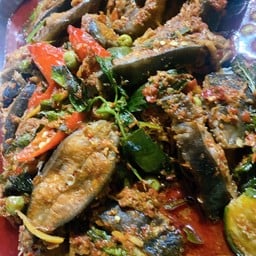 ผัดพริกแกงปลาดุก