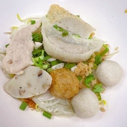 ก๋วยเตี๋ยวแห้ง ลูกชิ้นปลา (พิเศษ) โปรดระบุเส้น