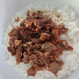 เนื้อทอดกระเทียมราดข้าว