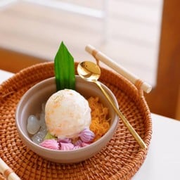 ไอติมกะทิไข่แข็ง w/ เครื่องเคียง