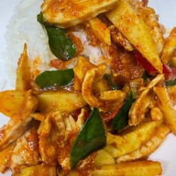 ผัดพริกแกงไก่หน่อไม้ราดข้าว