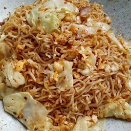 ผัดมาม่าใส่ไข่