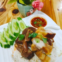 ข้าวหน้าหมูุตุ๋น+หมูกรอบ