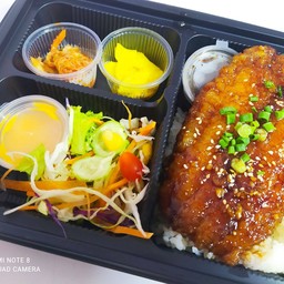 ข้าวหน้าปลาดอลลี่ ซอส