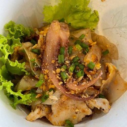 ก๋วยเตี๋ยวคั่วไก่และหมึกกรอบ