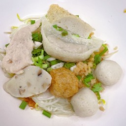 ก๋วยเตี๋ยวแห้งลูกชิ้นปลา