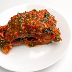 ปลาทอดราดกะเพรา