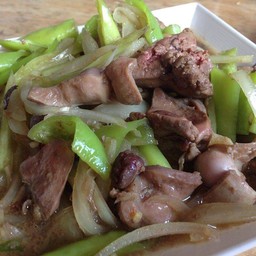 ผัดเครื่องในไก่พริกหยวกราดข้าว