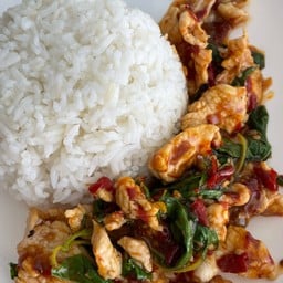 ข้าวกะเพราหมูชิ้น