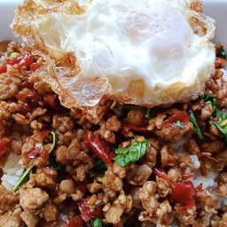 ข้าวกะเพราหมูสับเผ็ดๆแห้งๆไข่ดาว