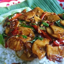 กระเพราไส้กรอกหมูยอ