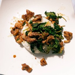 ข้าวกะเพราไก่ชิ้น