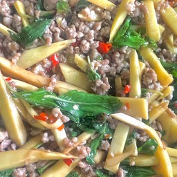 กะเพราหมูสับหน่อไม้กับข้าว