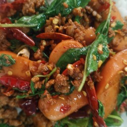 ข้าวกะเพราหมูสับไส้กรอก