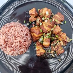 หมูกรอบจากพืชคั่วพริกเกลือ เสิร์ฟพร้อมข้าวกล้อง