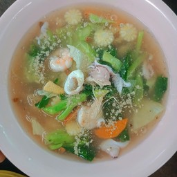 ราดหน้ากุ้งหมึกหมี่กรอบ