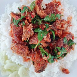 ผัดพริกแกงปลาดุกทอดกรอบ