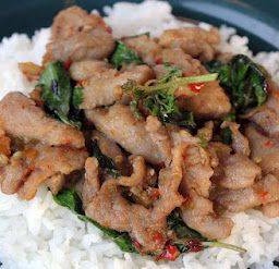 กระเพราหมูชิ้นพิเศษราดข้าวไข่ดาว