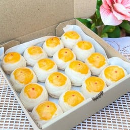 เปี๊ยะฝอยทองไข่เค็มลูกเล็ก ( กล่อง 16 ลูก )