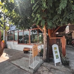 ร้านอยู่ก่อนเข้าซอยหมู่บ้านรุ่งพิทักษ์ ตรงข้ามสวนกล้วย (ถนนหลังโรงพยาบาล)
