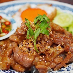 ข้าวไก้ชิ้นกระเทียมพริกไทย