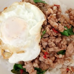 กระเพราราดข้าวไม่รวมไข่ดาว