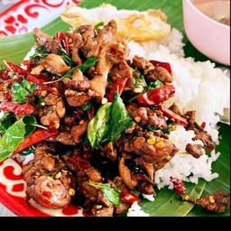 ข้าวกะเพราเครื่องในไก่ไส้กรอก