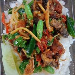 กระเพราปลาดุกทอดกรอบ