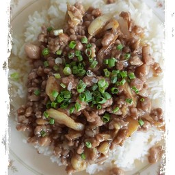 ข้าวกระเทียมหมู