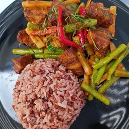 หมูกรอบจากพืชผัดพริกขิง เสิร์ฟพร้อมข้าวกล้อง