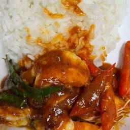 ผัดพริกแกงกุ้งราดข้าว