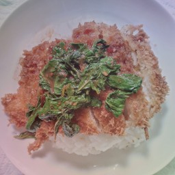 ข้าวไก่กรอบซอสหมาล่าใบกะเพรา