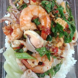 ผัดกระเพรากุ้งหมึก