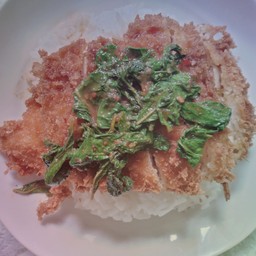 ข้าวหมูทอดกรอบซอสหมาล่าใบกะเพรา