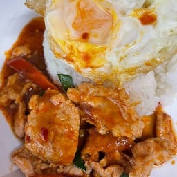 ผัดพริกแกงหมูชิ้นราดข้าว