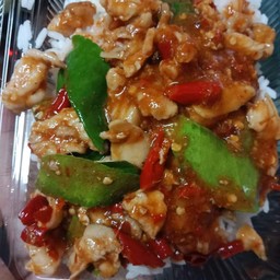 ข้าวผัดพริกแกงหมูชิ้น