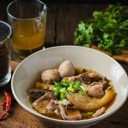 ก๋วยเตี๋ยวเนื้อตุ๋นรวมมิตรใส่เครื่องใน พิเศษ