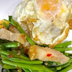 ผัดผักบุ้งหมูกรอบราดข้าว