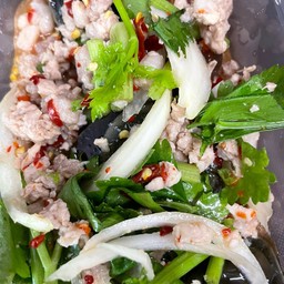 ยำไข่เยี่ยวม้าหมูสับ