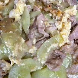 แตงกวาหมูผัดไข่ (กับข้าว)