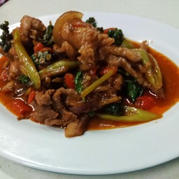 ผัดเผ็ดหมูป่า ราดข้าว