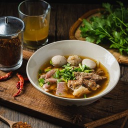 ก๋วยเตี๋ยวเนื้อตุ๋นไม่ใส่เครื่องใน พิเศษ