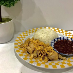 ข้าวอกไก่ทอดกระเทียมพริกไทยน้ำจิ้มแจ่ว