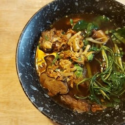 ก๋วยเตี๋ยวต้มแซ่บเนื้อตุ๋น