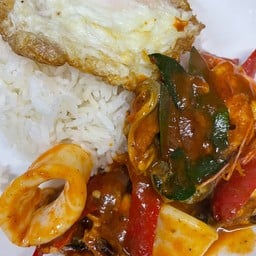 ผัดพริกแกงทะเลราดข้าว