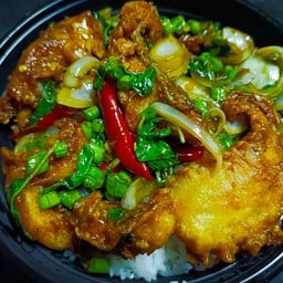 ข้าวราดปลานิลทอดผัดกระเพรา